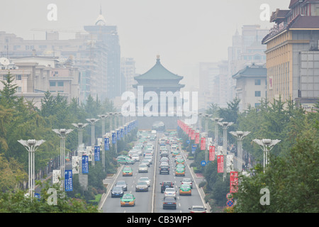 Bell Tower sur une chaude journée brumeuse Xian, Province du Shaanxi, Chine, République populaire de Chine, l'Asie Banque D'Images