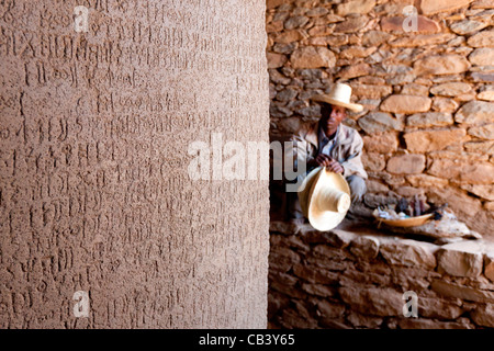 Un gardien se trouve à côté de l'inscription de près de King'Izana les tombes des rois Kaleb et Gebre Meskel à Axoum, Nord de l'Ethiopie. Banque D'Images