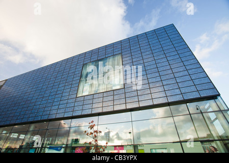 Manchester College of Arts and Technology Library à Harpurhey au coucher du soleil. C'est un bâtiment vert intégrant ventilation passive Banque D'Images