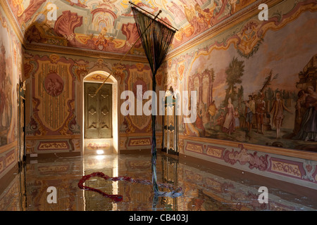 Palais Ducal avec lunettes sur le plancher, une installation par Alfredo Pirri. Martinafranca, Italie Banque D'Images