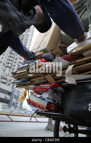 Paysans migrants travailleur fait vivre par la collecte et la vente de matériel par exemple qu'en carton peuvent être recyclés, Shanghai, Chine, Asie Banque D'Images