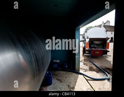 Camion de lait le lait de collecte une ferme laitière à Surrey, Royaume-Uni. Le lait après les vaches sont traites est stockée dans un grand bassin Banque D'Images