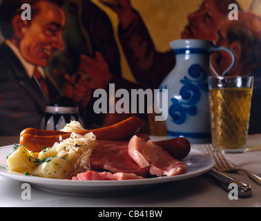 Assiette de choucroute, saucisses, bacon et côtelette de porc fumé Banque D'Images