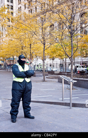 Après l'expulsion de manifestants Occupy Wall Street a payé les gardes de sécurité s'assurer le libre accès pour tous et de faire respecter les règles du parc Zuccotti Banque D'Images