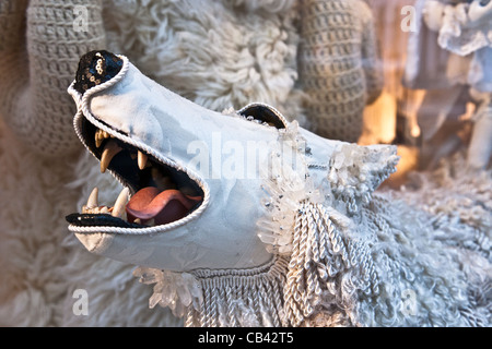 Museau de loup avec de grandes dents & langue rose pairs de sous vêtements blancs moutons jeweled Bergdorf Goodman à New York fenêtre Banque D'Images