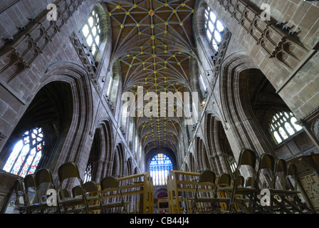 Une vue panoramique sur la nef à l'intérieur de la cathédrale historique de Chester dans la ville de Chester Cheshire UK Banque D'Images