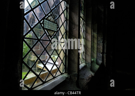 Anciennes vitraux historiques avec un hymne et un bar de musique donnant sur le cloître garth de la cathédrale de Chester au Royaume-Uni Banque D'Images