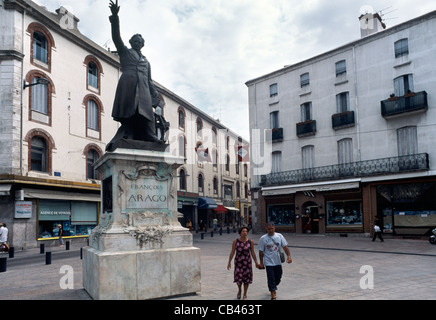 France Languedoc-Roussillon Perpignan Couple Scène de rue en passant devant la Statue de François Arago 1786-1853 Banque D'Images