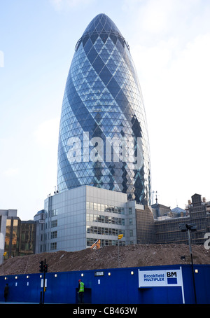 30 St Mary Axe, alias le Gherkin et Swiss Re Building, Londres, Angleterre, Royaume-Uni, Grande Bretagne, FR, 2011 Banque D'Images