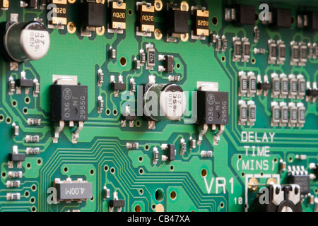 Connexion électrique sur les connecteurs PCB Circuit Imprimé  Fire l'installation. Banque D'Images