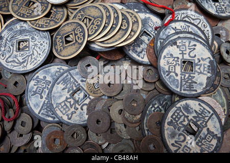 La Chine, Hong Kong, Hollywood Road, Antique Shop Affichage des pièces de monnaie chinoise dans Cat Street Banque D'Images