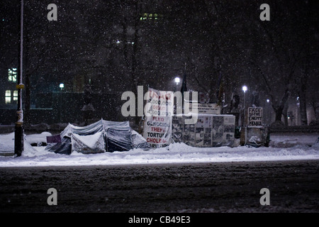 Londres : Des manifestants de la neige à l'extérieur du camping chambres du Parlement que la neige tombe sur la place du Parlement à Westminster, London, UK Banque D'Images