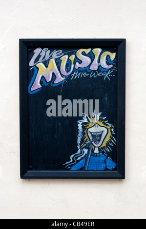 Un signe extérieur d'une maison publique pour afficher le nom de la musique en direct des actes qui sera sur scène Banque D'Images