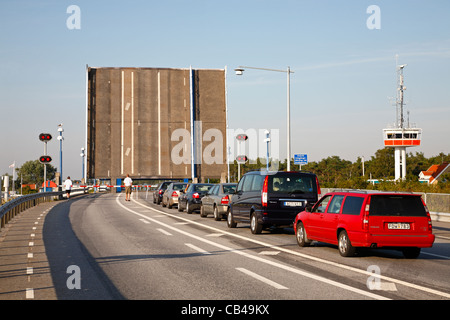 Le pont est en place sur la route principale en passant le Canal Falsterbo dans le sud de la Suède et de trafic est en attente pour les navires à passer Banque D'Images