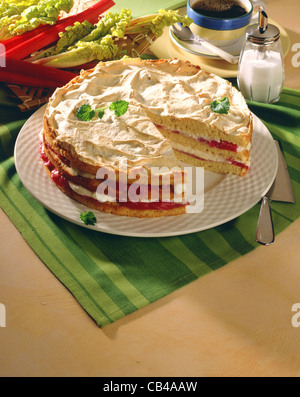 - Rhubarbe meringuée gâteau amandes topping Banque D'Images