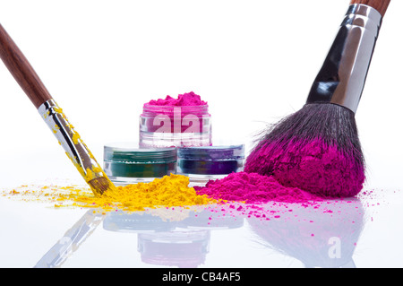Poudre maquillage de différentes couleurs et pinceaux Banque D'Images