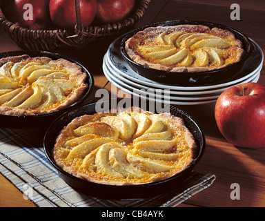 Tarte aux pommes avec crème glacé à la vanille Banque D'Images