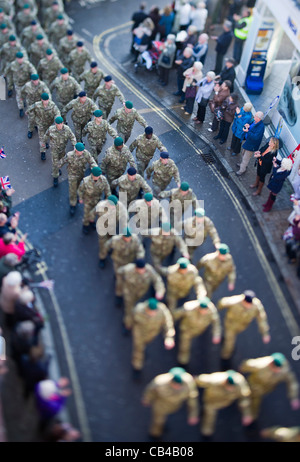 Royal Marines Commando Régiment Logistique homecoming parade, Barnstaple high street, Devon, UK prise avec un objectif tilt shift Banque D'Images