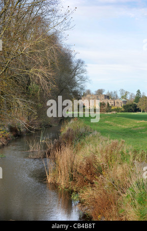 Vue générale du château de Berkeley à partir de la prairie avec la petite rivière Avon, Gloucestershire Banque D'Images