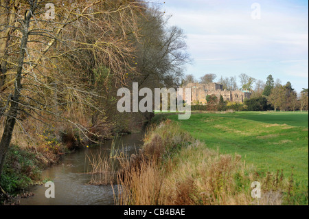 Vue générale du château de Berkeley à partir de la prairie avec la petite rivière Avon, Gloucestershire Banque D'Images