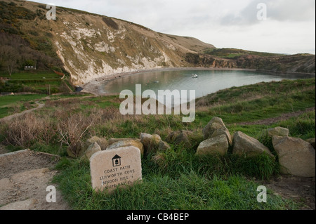 Chemin de la côte en pierre de Lulworth cove signe au-dessus dans le Dorset, un ancrage naturel causé par l'érosion de la mer Banque D'Images