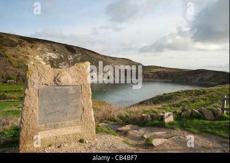 Lulworth Cove surplombant la plaque dans le Dorset, Angleterre Banque D'Images