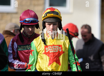 Le jockey Ruby Walsh saut à la parade à courses de Wincanton Mars 2009 Banque D'Images