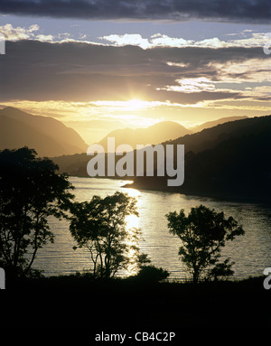 Coucher de soleil sur le Loch Linnhe, à partir de près de North Ballachulish, région des Highlands, en Écosse. Banque D'Images