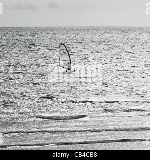 Wind surfer au large de la plage de West Sussex Bognor Regis Banque D'Images