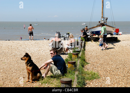 Les touristes assis sur un sol en bois à l'aine à Whitstable Kent, Angleterre Banque D'Images