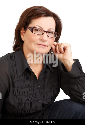 Portrait d'une belle femme d'âge moyen contre isolé sur blanc. Banque D'Images