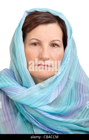 Portrait d'une belle femme d'âge moyen, la tête couverte d'un foulard bleu. Banque D'Images