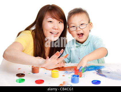 La mère et l'enfant de passer du temps ensemble la peinture avec leurs mains Banque D'Images