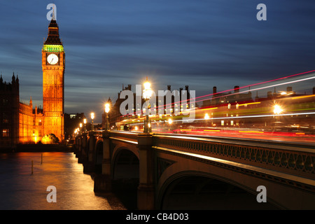 Londres, Westminster Bridge, Big Ben et les chambres du Parlement. UK Banque D'Images