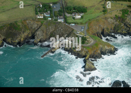 À la recherche sur Polpeor Cove et l'ancien poste de recherche et sauvetage au cap Lizard sur la péninsule de Lizard en Cornouailles. Banque D'Images