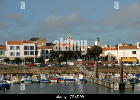 La ville et le port avec l'église Notre Dame de Port Joinville sur l'île de l'Atlantique français de l'Île d'Yeu, Verndée Banque D'Images