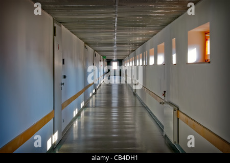 Dans un couloir du bâtiment de stockage modernes, avec des portes coupe-feu Banque D'Images