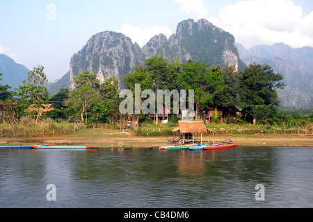 River Bank, Van Vieng, Laos Banque D'Images