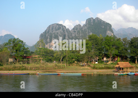 River Bank, Van Vieng, Laos Banque D'Images