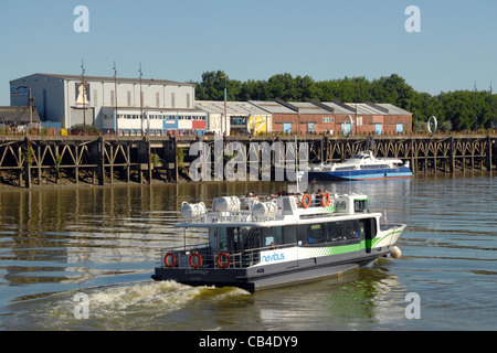 Le bateau-bus appelé Navisbus Nantes se dirige vers l'Île de Nantes sur la Loire Banque D'Images