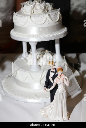 Gâteau de mariage blanc et gâteau de mariage de figurines. Banque D'Images