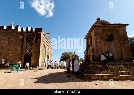 Les pèlerins chrétiens orthodoxes se rassemblent à l'église St Mary de Sion à Axoum, Nord de l'Ethiopie, l'Afrique. Banque D'Images