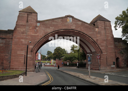 Le Newgate, construite en 1938, sur le poivre Street, Chester, Cheshire, Angleterre. Banque D'Images