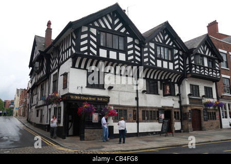 Le Ye Olde Kings Head, un pub anglais traditionnel sur la rue de pont inférieur , Chester, Cheshire, Angleterre. Banque D'Images