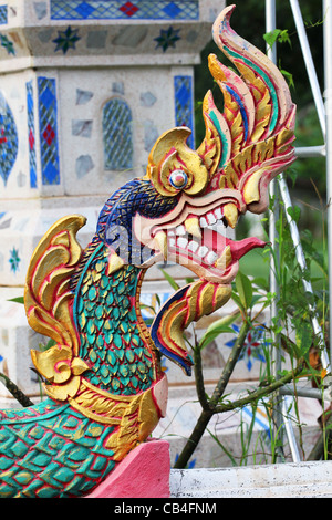 Statue de Naga dans un temple dans un village de Marquis, en Thaïlande. Banque D'Images