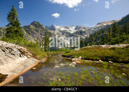 WASHINGTON - Mont Daniel s'élevant au-dessus du lac Chat dans les lacs de montagne Désert de la forêt nationale de Wenatchee. Banque D'Images