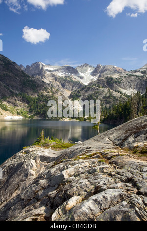 WASHINGTON - Mont Daniel s'élevant au-dessus du lac Chat dans les lacs de montagne Désert de la forêt nationale de Wenatchee. Banque D'Images