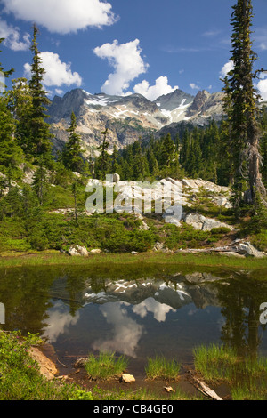 WASHINGTON - Mont Daniel reflétant dans un petit lac au-dessus du lac Spade dans la région sauvage des lacs alpins. Banque D'Images