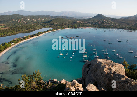 Point de vue haute de crystal clear water bay et la plage y compris les montagnes et bateaux, Santa Giula dans le sud est de la Corse. Banque D'Images