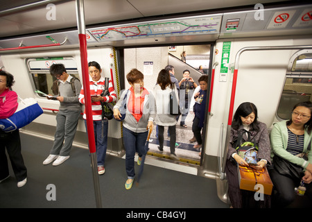 Les Chinois l'embarquement à la station de métro MTR Kowloon Hong Kong, Chine Banque D'Images